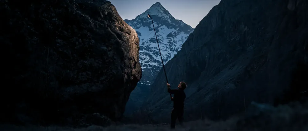 JADIKAN brandissant une torche lumineuse face aux sommets enneigés — vallée du Vénéon, Les 2 Alpes — documentaire À LA SURFACE DE LA NUIT
