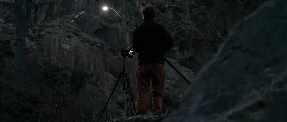 JADIKAN de dos, caméra sur trépied et torche lumineuse, en repérage nocturne dans la vallée du Vénéon, Les 2 Alpes — documentaire À LA SURFACE DE LA NUIT