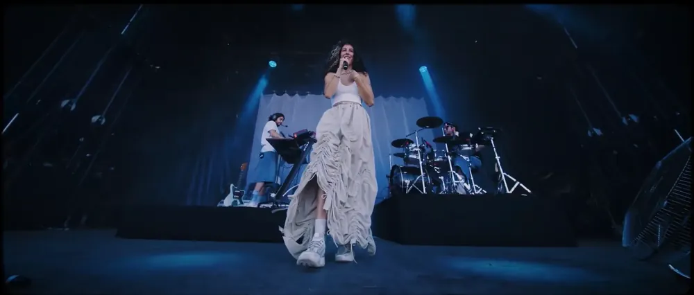 Chanteuse en performance sur la scène du festival WOODSTOWER à Lyon